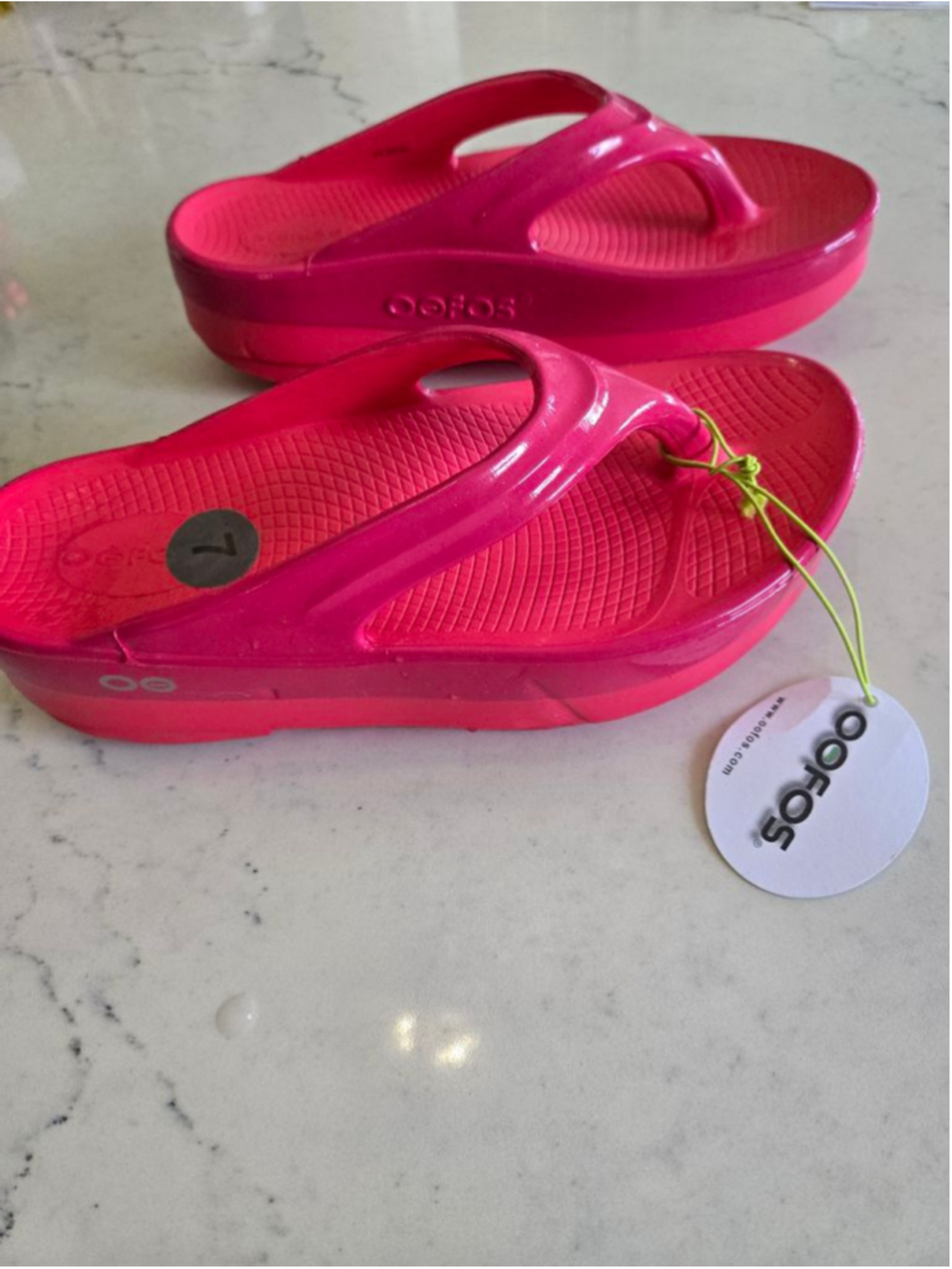 OOFOS OOlala Luxe Recovery Flip-Flops Women's Size 7 Neon Berry Punch Pink - Picture 2 of 8